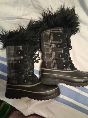 Khombu Women's Winter Boots - Black/Gray Plaid Print, Size 8 Tall Duck Boot